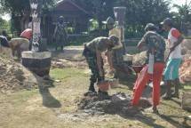 Tingkatkan Semangat Kembersamaan Satgas Pamtas Yonif 125 Kerja Bakti Bersama Warga Merauke