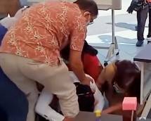 Walikota Surabaya Risma menangis dan bersujud (foto capture vidio youtube) 
