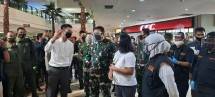 Masker Bantuan Presiden Dibagikan Pangkogabwilhan II Bagikan kepada Masyarakat Jawa Timur