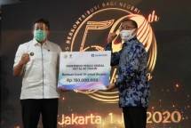 Direktur Utama PT Jamkrindo Randi Anto (tengah) bersama dengan jajaran Direksi PT Jamkrindo rayakan (HUT) ke-50 