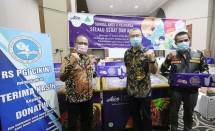 Plt Direktur Ketua RS PGI Cikini, dr. Alphinus Kambodji, Jason Liu, General Manager of International CSR Department Aice Group, Ketua Gugus Tugas Penanganan Covid 19 GP Ansor, Faisal Maimima