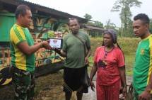 Masyarakat Datangi Pos Satgas 754 Kostrad