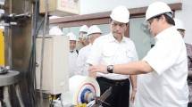 Menteri Perindustrian Airlangga Hartarto bersama Menteri Koordinator Bidang Kemaritiman Bapak Luhut Binsar Panjaitan tinjau pengembangan biodegradable plastic (Kemenperin doc.)