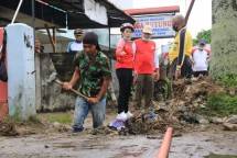 Menuju Sigkawang Bersih, Wali Kota Tjhai Chui Mie Bersihkan Gorong-Gorong