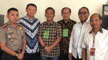 Terdakwa kasus penistaan agama Basuki Tjahaja Purnama (Ahok) bersama pengacara dan polisi. (Foto: IST)