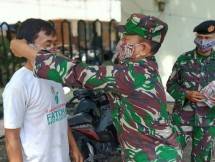 Prajurit Kogabwilhan II Bagikan Masker untuk Warga Disekitar Rumkitlap