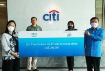 Chief Executive Officer Citi Indonesia, Batara Sianturi (paling kanan) dan Country Director HOPE worldwide Indonesia, Lily Salim (paling kiri) dalam Acara Penyerahan Donasi Secara Simbolis