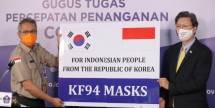 Duta Besar Korea Selatan Kim Chang Beom Menyerahkan Secara Simbolis Kepada Gugus Tugas Nasional, yang diwakili oleh Kepala Biro Hukum, Organisasi dan Kerja sama BNPB Zaherman Muabezi 