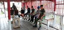 Prajurit Satgas 754 Kostrad Bersilaturahmi Ketua Adat Suku Suru Frans Kambe