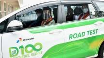 Menperin Agus Gumiwang Kartasasmita saat menguji coba mobil jenis MPV yang telah mengonsumsi D-100 dari Refined, Bleached and Deodorized Palm Oil (RBDPO) produksi PT Pertamina (Persero)
