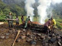 Prajurit Satgas 754 Bakar Batu Bersama Masyarakat Aroanop Papua