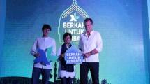 Chief Management Officer XL Axiata Yessie D Yosetya (tengah), Chief Prepaid Business Officer David Arcellus Oses (kiri) dan Chief CommerceOfficer Allan Bonke (kanan) saat peluncuran program Ramadan XL di Bali, Senin (8/5). (Rizki Meirino/INDUSTRY)