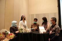 Kanan-kiri : Presiden Direktur PT Mustika Ratu Tbk (MRAT), Bingar Egidius Situmorang, Mustika Ratu Business Development and Innovation & Spa Director, Kusuma Ida Anjani, Direktur Utama PT Indofarma Tbk (INAF), Arief Pramuhanto dan Puteri Indonesia 2020, Rr. Ayu Maulida Putri dan Chief Officer Marketing Mustika Ratu, Yuniastuti K. Putri melihat produk Mustika Ratu usai menandatangani nota kesepahaman di Jakarta, Selasa (21/7/2020)