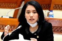 Puteri Anetta Komarudin 
