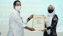  Jakarta, 28/7 &ndash; PT Sucofindo (Persero) secara resmi menyerahkan Sertifikat SNI ISO 37001 : 2016 tentang Sistem Manajemen Anti Penyuapan (SMAP) kepada PT Nindya Karya (Persero) yang diberikan secara langsung oleh Direktur Komersial 1 SUCOFINDO, Herliana Dewi kepada Direktur Utama Nindya Karya, Haedar A. Karim yang turut dihadiri oleh seluruh jajaran Direksi Nindya Karya.