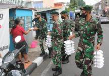 Masyarakat Salatiga Terima Donasi Makanan dari Prajurit Yonif MR 411 Kostrad