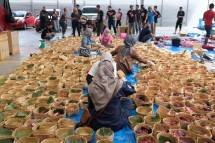 Juragan 99 dan MS Glow Bagikan Daging Kurban Dengan Ikuti Protokol Covid-19 