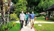 Direktur Utama PT. Banten West Java (BWJ) Poernomo Siswoprasetijo bersama Sandiaga Uno