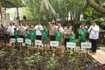 Penanaman bibit mangrove di pesisir Danau Siombak yang dilakukan secara simbolis oleh Direktur Utama Pelindo 1, Dani Rusli Utama, Kapoldasu Irjen Pol Martuani Sormin, Dirpolair, Camat Medan Belawan dan Marelan serta Rektor Pancabudi.