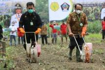 Menteri Pertanian Syahrul Yasin Limpo saat mencoba alsintan di lahan pertanian