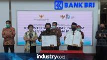 Menteri Koperasi dan UKM Teten Masduki bersama Menteri BUMN Erick Thohir saat melakukan penandatanganan MoU pemberdayaan UMKM (Foto: Ridwan/Industry.co.id)
