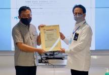 Jakarta, 12/8 &ndash; PT SUCOFINDO (Persero) menyerahkan sertifikat SNI ISO 37001: 2016 kepada PT Telekomunikasi Indonesia (Persero) Tbk (Telkom), yaitu Sertifikat Sistem Manajemen Anti Penyuapan (SMAP). 