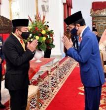 Direktur Utama Telkom Ririek Adriansyah (kiri) saat menerima penghargaan Bintang Jasa Nararya yang diserahkan langsung oleh Presiden Republik Indonesia, Joko Widodo (kanan)