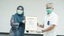 SUCOFINDO MENYERAHKAN SERTIFIKAT SISTEM MANAJEMEN ANTI PENYUAPAN UNTUK BIO FARMA