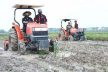 Menteri Pertanian Syahrul Yasin Limpo sedang membajak sawah (Doc: Kementan)