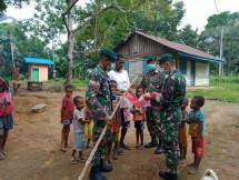 Satgas 754 Kostrad Bagikan Bendera di Emete Tingkatkan Rasa Nasionalisme