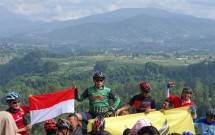 Komunitas Sepeda Seskoad Kibarkan Sang Merah Putih di Tebing Keraton Bandung