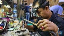Perajin emas/ foto cnbc indonesia