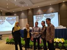 Kiri ke kanan: Komisaris Independen FITT, Ida Haerani; Komisaris Utama, Siti Rahayu; Direktur Utama, Joni Rizal; Direktur Operasional, Tomi Tris; Direktur Keuangan, Sukino; berfoto usai Paparan Publik, Senin (24/08/20) di Hotel Fitra - Majalengka, Jabar. (Foto: Humas Hotel Fitra International)