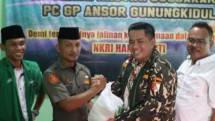 Boyke Bakti Mora, Wakil Ketua Bidang Kewirausahaan MT Darul Hasyimi Yogyakarta, menyerahkan modal awal koperasi kepada Pengurus Cabang, Gerakan Pemuda Ansor, Gunung Kidul.