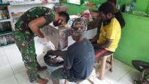 Prajurit Pemtas Kostrad Bakti Sosial Kesehatan di Kampung Arso Keerom Papua