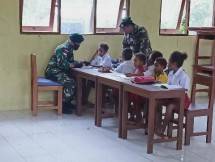 Prajurit Satgas Yonif 413 Bremoro Peduli Pendidikan Mengajar di SD Kriku Jayapura