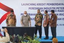 kiri ke kanan: Direktur Utama PT Widodo Makmur Unggas - Ali Mas'adi, Wakil Gubernur D.I. Yogyakarta - KGPAA Paku Alam X, Founder PT Widodo Makmur Unggas &ndash; Tumiyana, Ketua OJK DIY &ndash; Parjiman, Direktur Utama PT Bank BPD DIY - Santoso Rohmad .