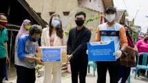 Cassandra lee bersama Snack Video memberikan bantuan kepada masyarakat di kawasan Koja, Jakarta Utara yang terkena dampak pandemi covid19