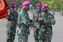 Yonif 5 Marinir karena Prestasi Terima Piala Bergilir dan Vandel Unggul Jaya Lomba Binsat