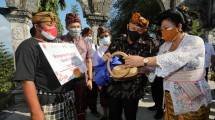MenkopUKM Teten Masduki saat memberikan Banpres Rp2,4 juta untuk UMKM di Karangasem, Bali 