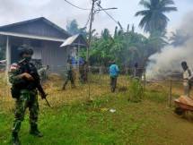 Satgas Yonif 125 Laksanakan Gotong Royong dengan Warga Kampung Kondo Merauke