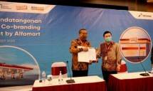 Direktur Logistik dan Infrastruktur Pertamina, Mulyono dan Direktur Merchandising Alfamart, Harryanto Susanto serta Direktur Corporate Affairs Solihin saat tandatangan kerjasama