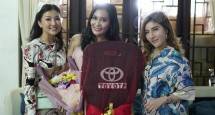 Sarwendah, dan owner MS Glow Shandy Purnamasari mengapit Sayususi yang meraih hadiah mobil Alphard berkat penjualan terbanyak produk kecantikan MS Glow. 