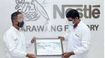 Menteri Perindustrian Agus Gumiwang Kartasasmita bersama Presiden Direktur Nestle Indonesia Ganesan Ampalavanar 