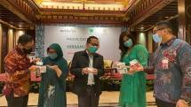  Manajemen PT Mustika Ratu Tbk (MRAT), Foto bersama Usai Soft Launching dan Media Gathering Produk Herbamuno+ di Hotel Sultan, Jakarta, Jumat (11/9/2020). Kiri-Kanan: Pelitawan Tjandrasa, Yuniastuti K. Putri, Bingar Egidius Situmorang, Kusuma Ida Anjani, Jodi Suryokusumo. 