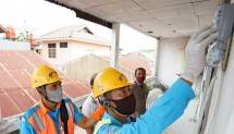 Petugas pencatat meter PLN