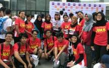 Foto Bersama Ibu Anne Patricia Sutanto, Vice President Director PT Pan Brothers Tbk dengan Penerima Beasiswa LUAS IR di Epicentrum Epiwalk dalam acara HeForSheRUN 2018, tanggal 04 Maret 2018