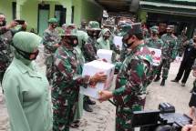 Warga Masamba Sulsel Terima Paket Sembako dari Pangkogabwilhan II