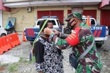 Cegah Covid 19, Babinpotdirga Lanud SPR Bagikan Masker