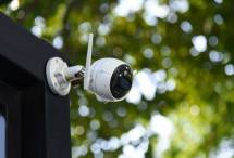 Camera EZVIZ C3X memiliki konfigurasi lensa ganda